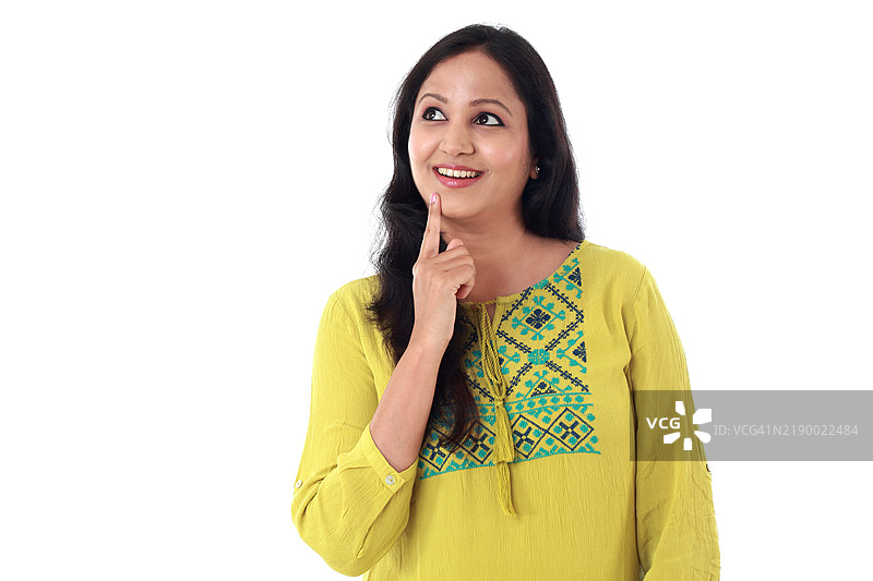 年轻女性在白色背景上思考图片素材