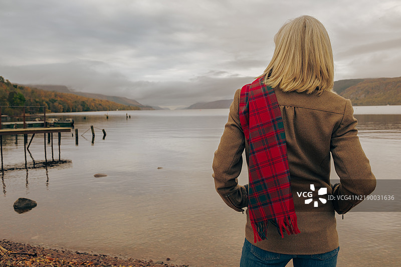 你需要望远镜才能看到尼斯湖水怪。图片素材