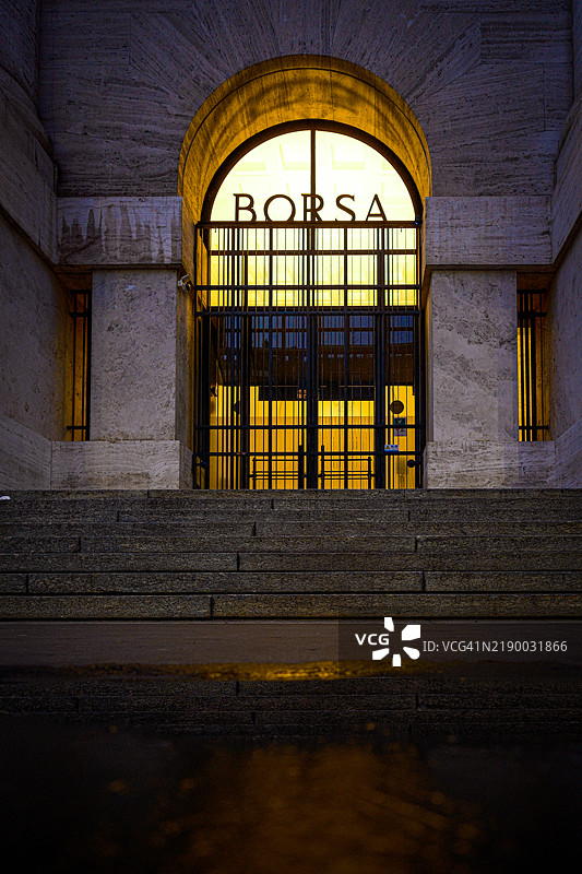 米兰证券交易所大楼的关闭且照明的入口门图片素材