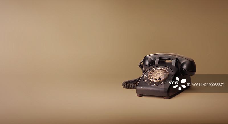 古董旋转电话，旧的，布满灰尘图片素材