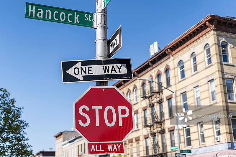 布鲁克林纽约汉考克街交叉口的停车标志和单行道标志图片素材