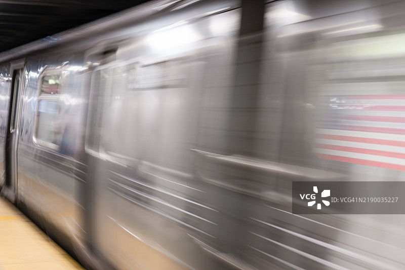 地铁列车快速穿过车站，形成模糊的运动和速度效果图片素材