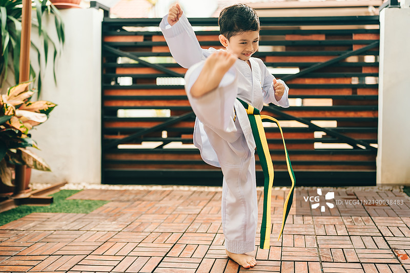 男孩在空中练习跆拳道高踢。图片素材