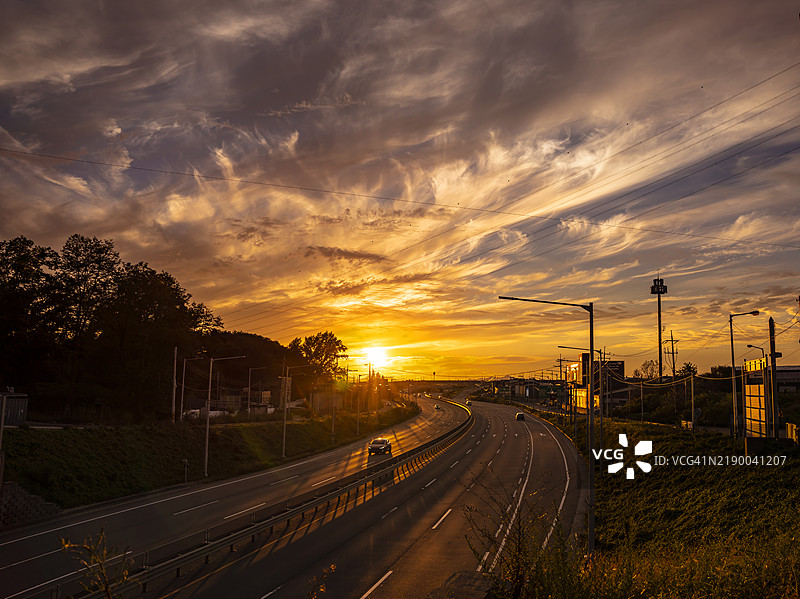 金浦河城，公路上的日落图片素材