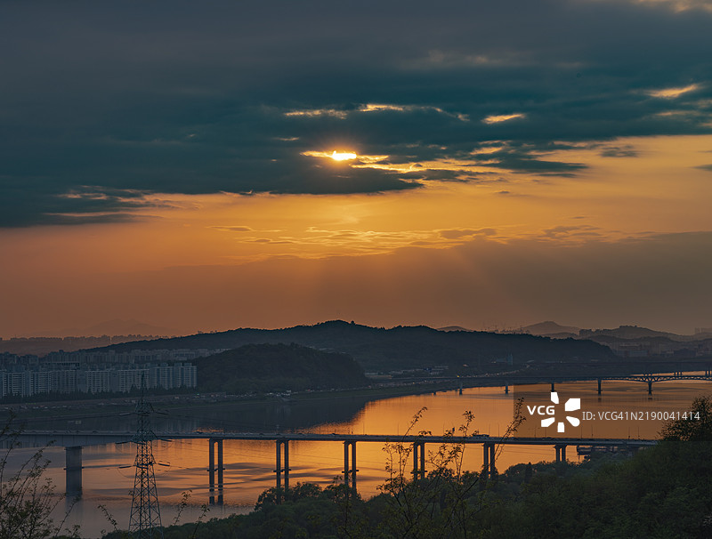 首尔麻浦天空公园，夕阳藏在云层中图片素材