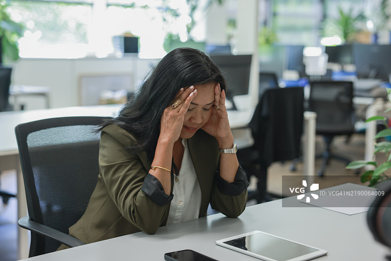 中年女性正在遭受头痛图片素材