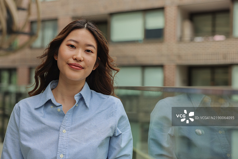 一位中国女性的中景肖像图片素材