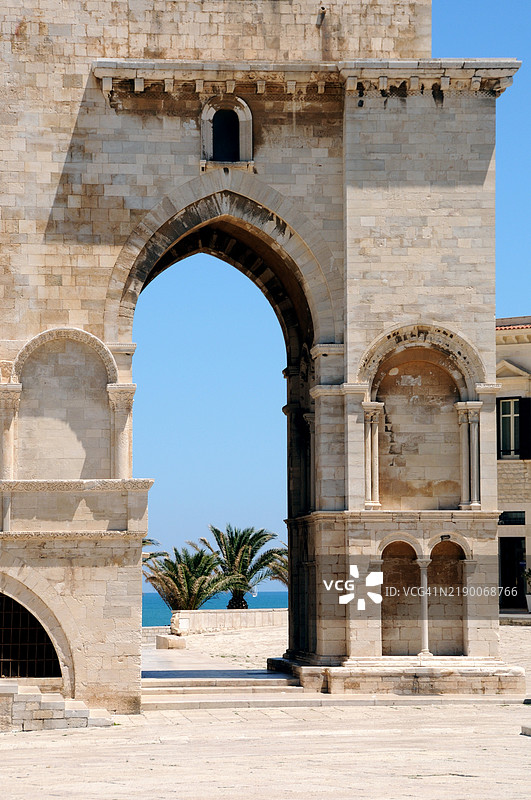 特拉尼大教堂 - 钟楼下的大尖拱。图片素材