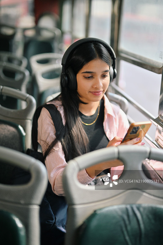 年轻女学生在公交车上上网课图片素材