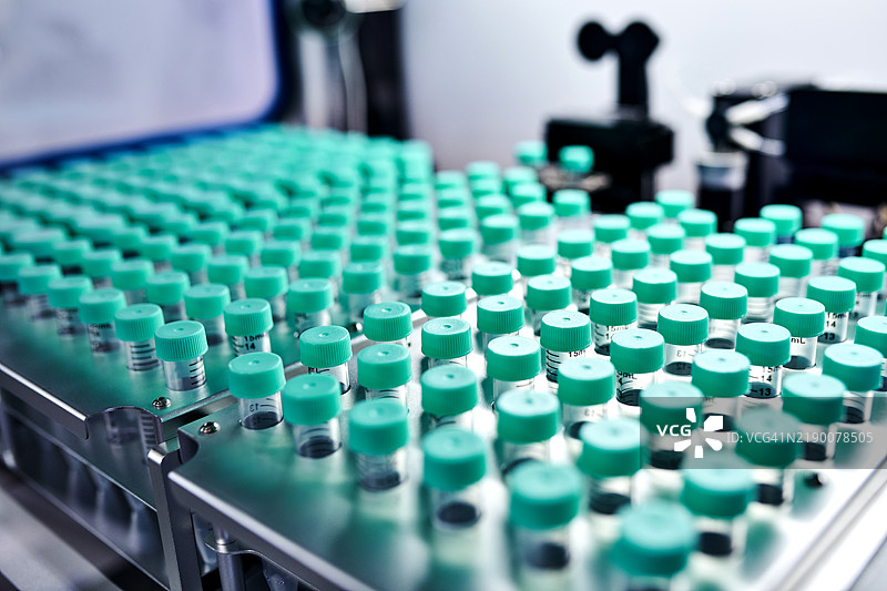 医疗测试机器上的试管样本组图片素材