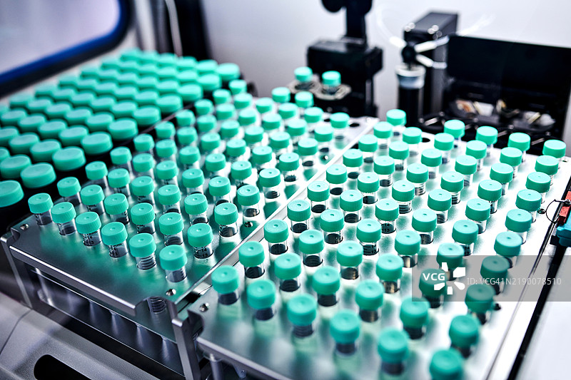 医疗测试机器上的试管样本组图片素材