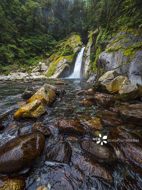菲奥德兰国家公园中的瀑布和小溪图片素材