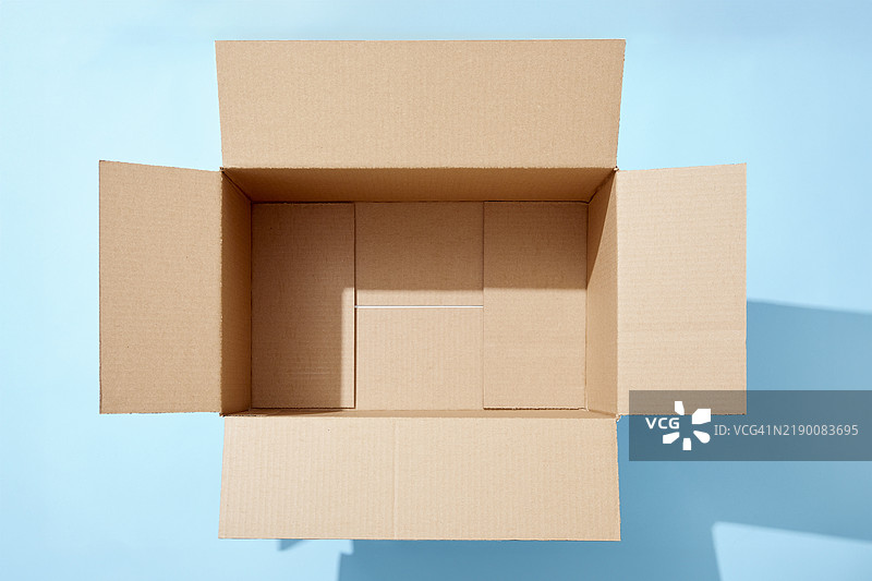 蓝色背景上空的打开纸箱俯视图图片素材