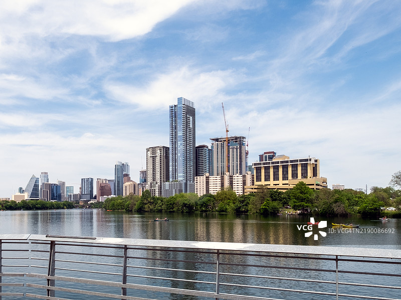 河对岸的市中心建筑图片素材