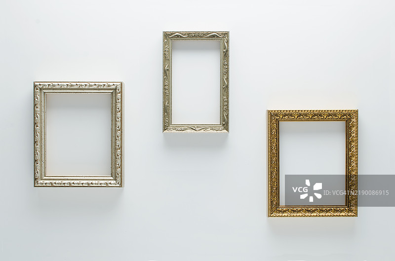 画廊墙上的空相框图片素材