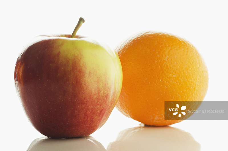 白色背景上的苹果和橙子的工作室拍摄图像图片素材
