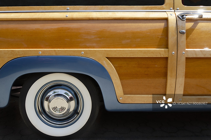 古董木质旅行车的特写镜头图片素材