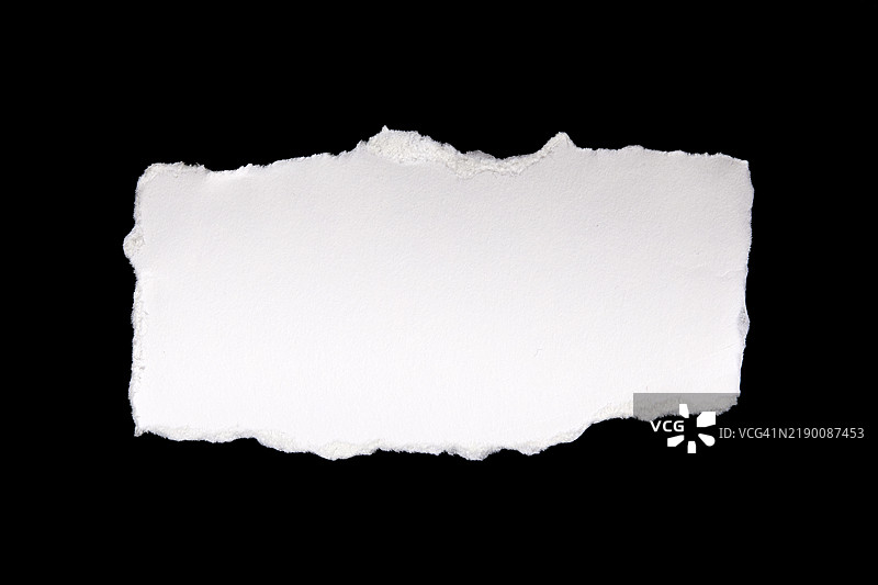 黑色背景上的撕裂纸片图片素材