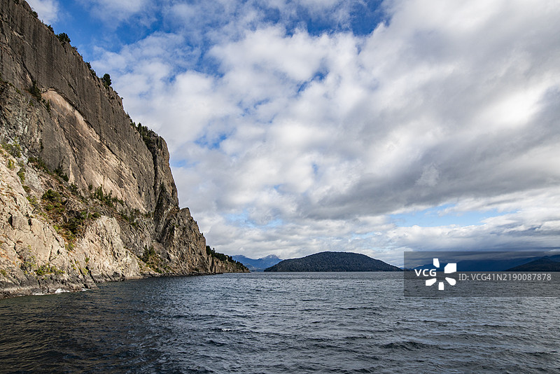 纳韦尔瓦皮湖上空的积云与悬崖图片素材