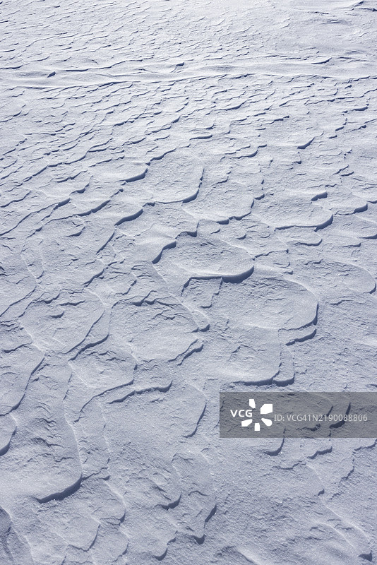 风在雪壳上形成的图案图片素材