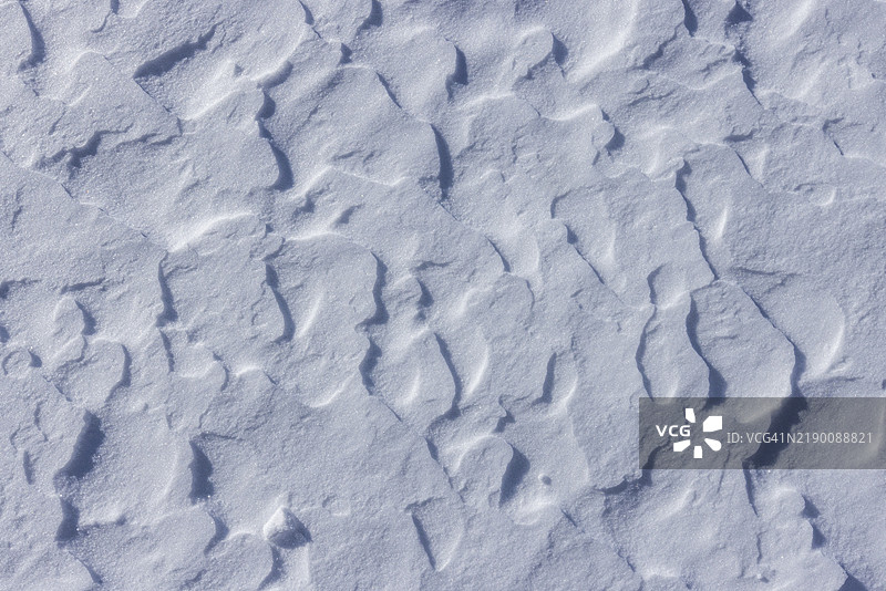 风在雪壳上形成的图案图片素材