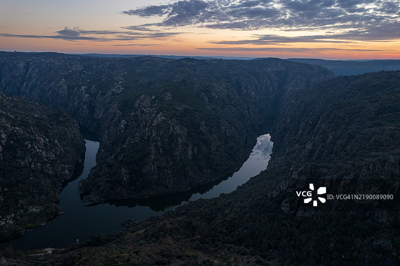 令人惊叹的自然风光，日落时分的杜罗河全景。从葡萄牙北部的弗拉加·杜·普伊奥观景台可以看到水流在悬崖之间，阳光照耀下美丽的景色。图片素材