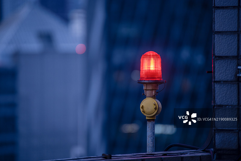 指示障碍物存在的红灯作为飞机的信号，必须安装在高楼或高层建筑上。图片素材