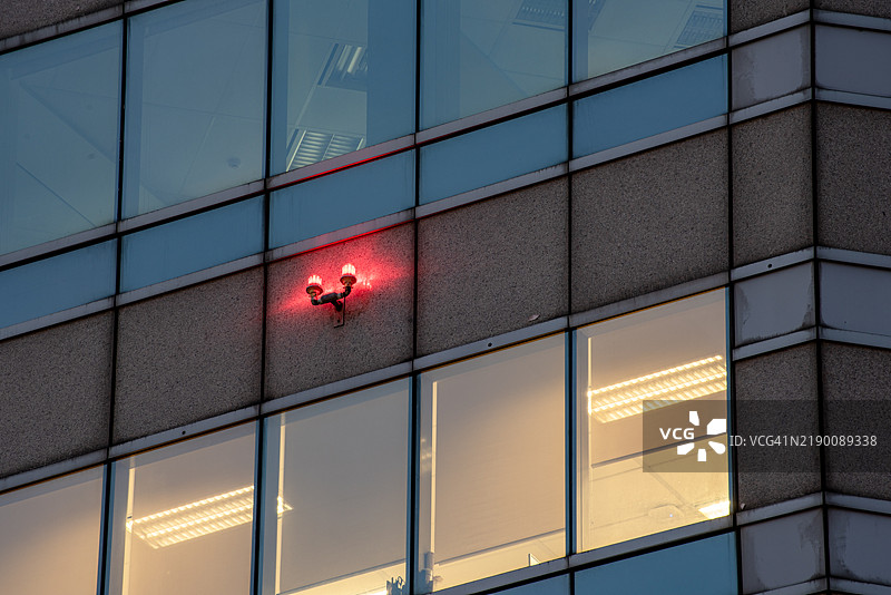 指示障碍物存在的红灯作为飞机的信号，必须安装在高楼或高层建筑中。图片素材