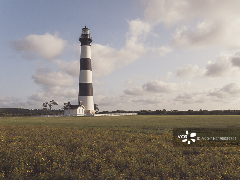 博迪岛灯塔在草地上图片素材