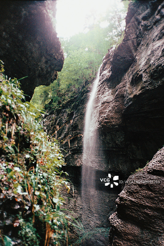 峡谷中的瀑布图片素材