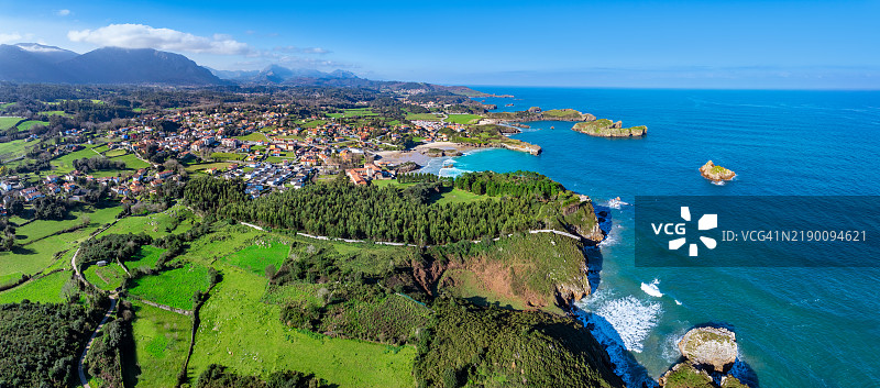 西班牙阿斯图里亚斯的塞洛里奥村庄天际线和海滩的无人机航拍视图图片素材