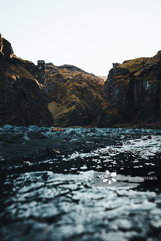 秋天的Þórsmörk峡谷透过阳光 – 冰岛风景图片素材