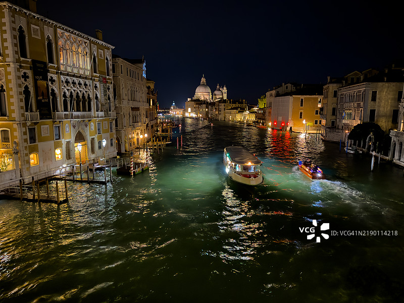 威尼斯夜晚的大运河。图片素材