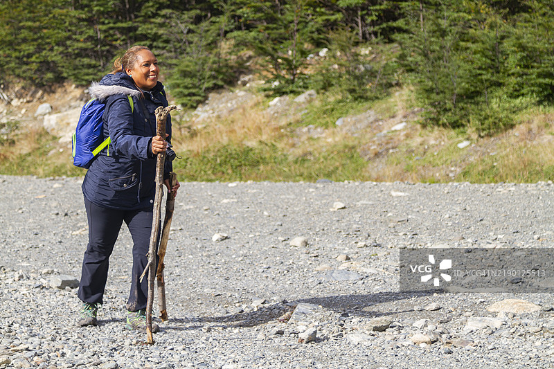 时尚的非洲裔成熟的女性背包客在阿根廷乌斯怀亚的巴塔哥尼亚徒步旅行,享受大自然,感受乌斯怀亚,火地岛,巴塔哥尼亚,阿根廷,拉丁美洲的宁静。图片素材