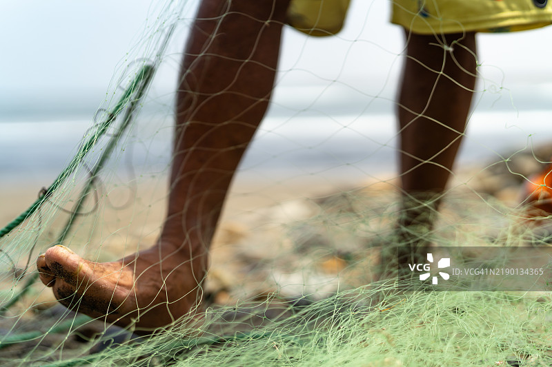 渔民站在他的新渔网上图片素材