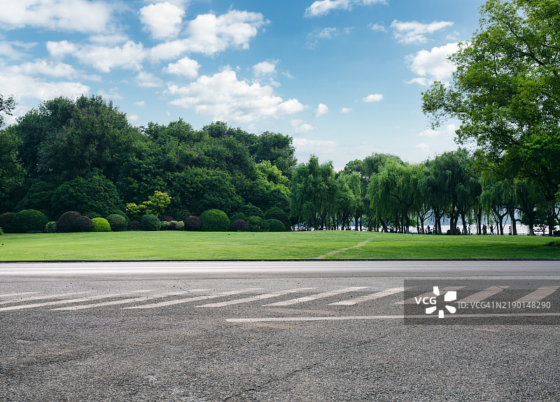公园里空荡荡的道路图片素材
