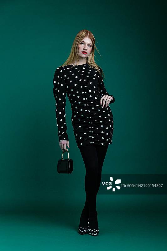 穿着波点裙的时尚女性图片素材