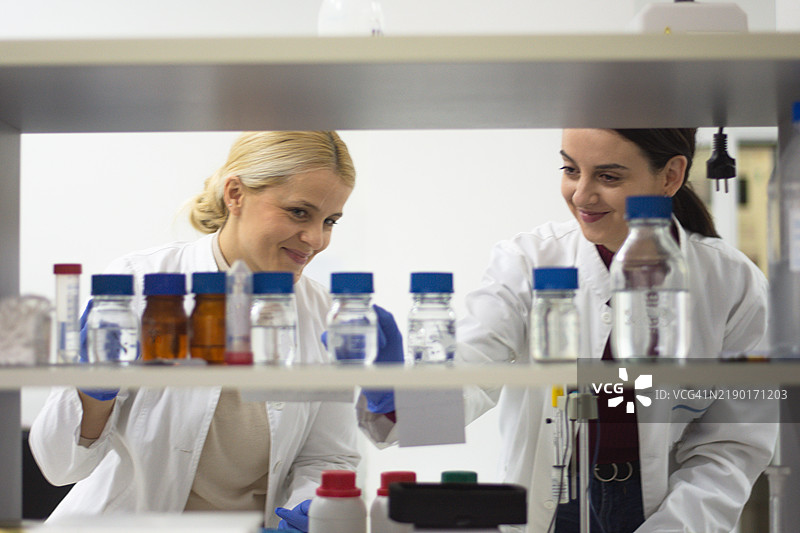 两位科学家在实验室里合作的镜头图片素材