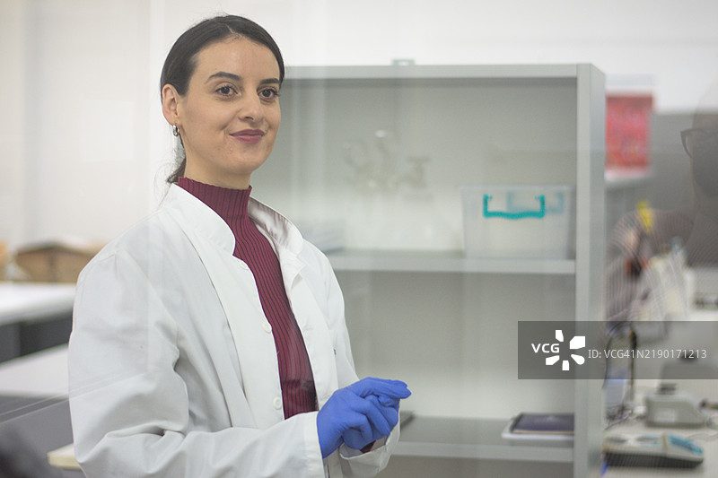 实验室中的女性科学家肖像图片素材