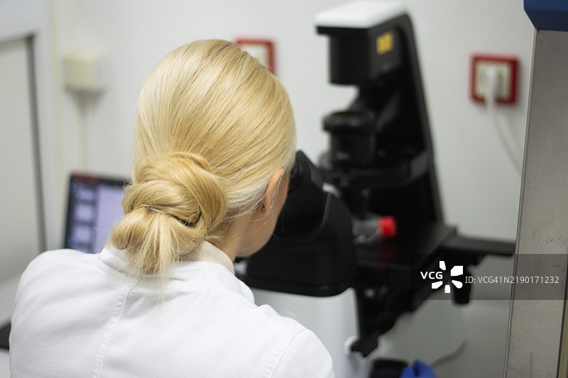 女性科学家在实验室工作图片素材