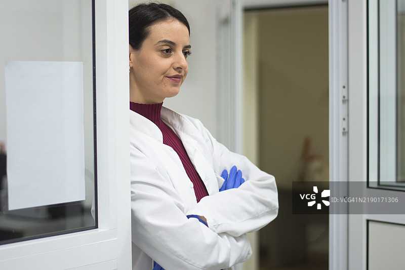 实验室中的女性科学家肖像图片素材