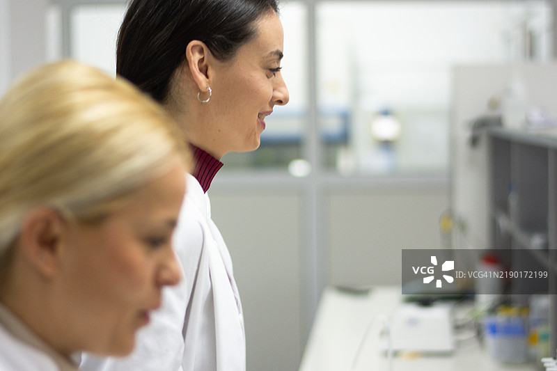 合作科学家进行实验室实验图片素材