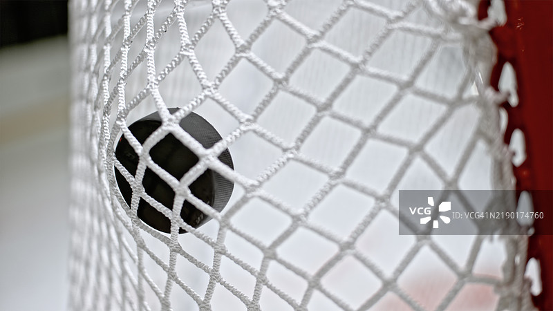 冰球比赛：冰球在球网中的特写镜头图片素材