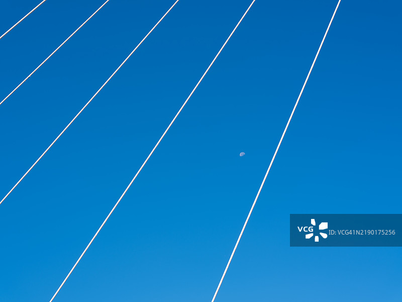 钢缆与天空相对图片素材