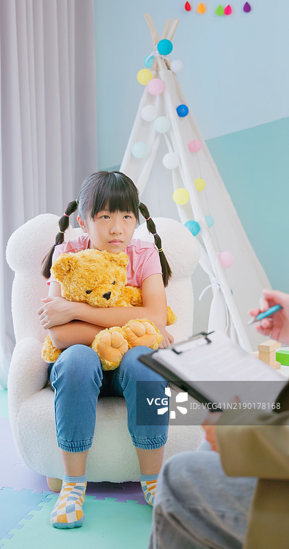 亚洲女性顾问在做笔记图片素材