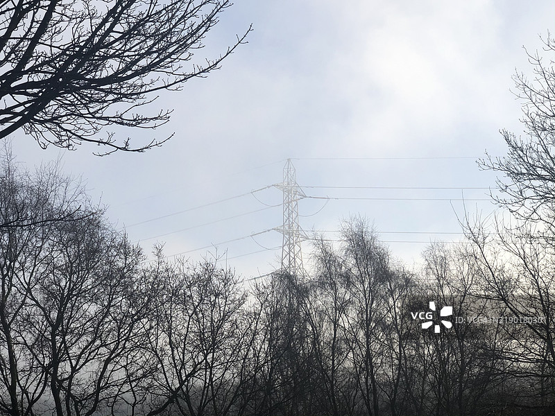 电力塔和电线在雾霭天空下图片素材