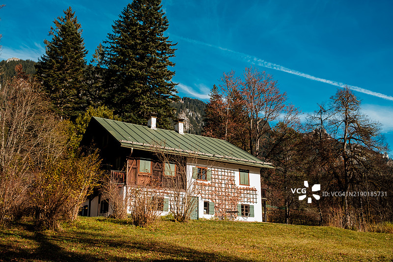巴伐利亚田园:林德霍夫的一座隐秘小屋图片素材