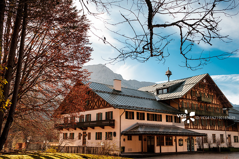 巴伐利亚田园：林德霍夫的一座隐秘小屋图片素材