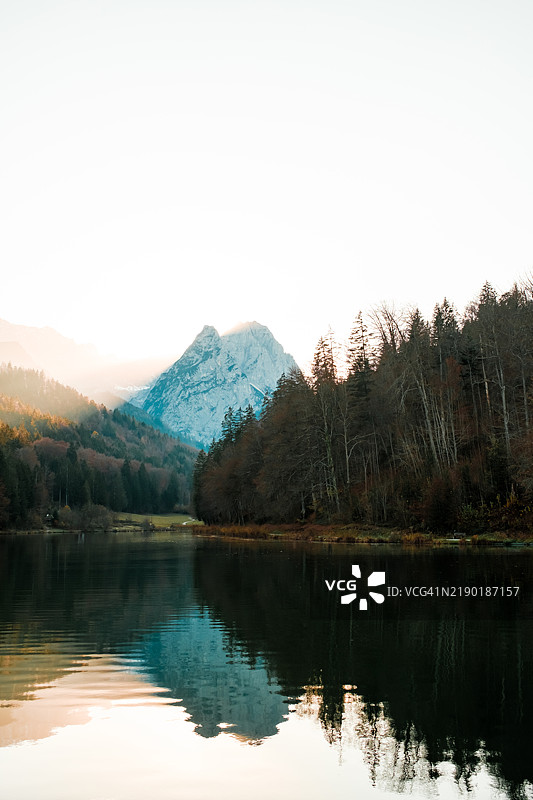 冬季的拥抱：在楚格峰山脚下的湖泊倒影中的寒冷傍晚-2图片素材