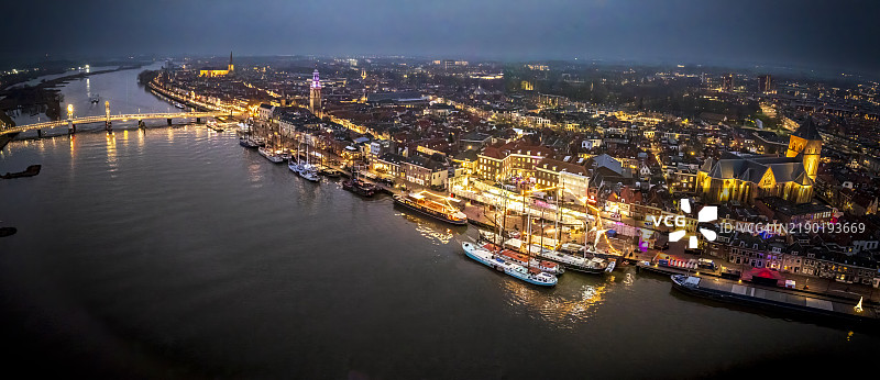 坎彭河畔的黄昏全景，映衬着伊泽尔河的天际线图片素材